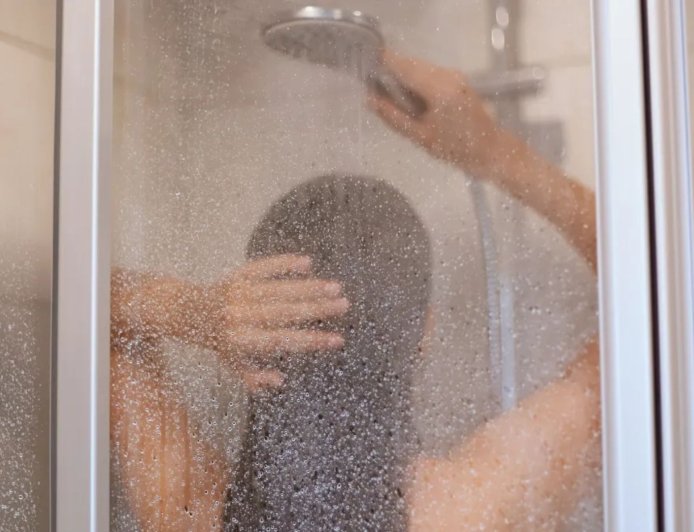 सुबह या रात कब नहाना है ज्यादा फायदेमंद? जानिए दोनों समय नहाने के अलग-अलग लाभ