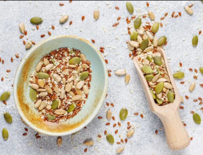 बीज और ड्राई फ्रूट्स खाने का सही तरीका क्या है? जानिए क्यों भिगोकर खाना ज्यादा फायदेमंद माना जाता है