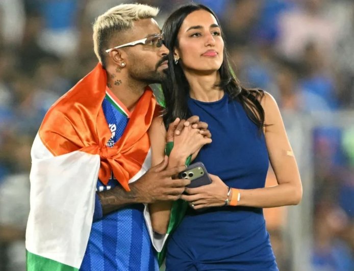 टी20 वर्ल्ड कप जीत के जश्न में तिरंगे के अपमान का आरोप, हार्दिक पांड्या के खिलाफ पुणे में शिकायत दर्ज