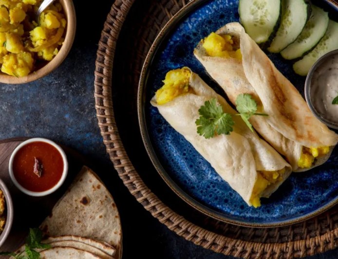 जमीन पर बैठकर खाना खाने की पुरानी परंपरा क्यों है फायदेमंद? सेहत के लिए छिपे हैं कई लाभ