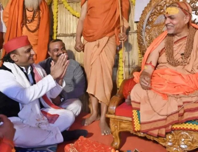 शंकराचार्य से आशीर्वाद लेने पहुंचे अखिलेश यादव, मुलाकात के बाद बोले- खत्म होने वाला है नकली संतों का दौर