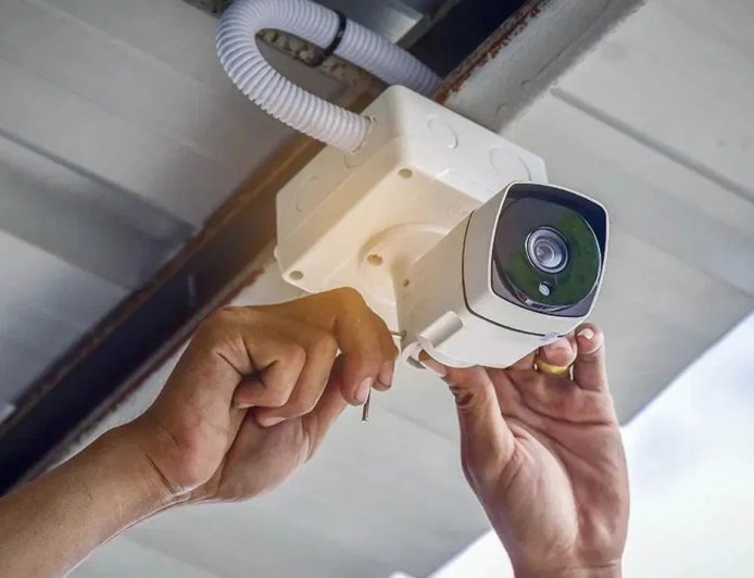 पत्नी पर शक ने कराया बड़ा कांड, पति ने चुरा लिया CCTV कैमरा और कमरे में लगा दिया… फिर हुआ अरेस्ट