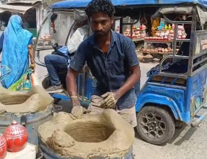 LPG संकट के बीच दरभंगा में देसी जुगाड़, मूर्तिकार अब बना रहे ड्रम वाले मिट्टी के चूल्हे