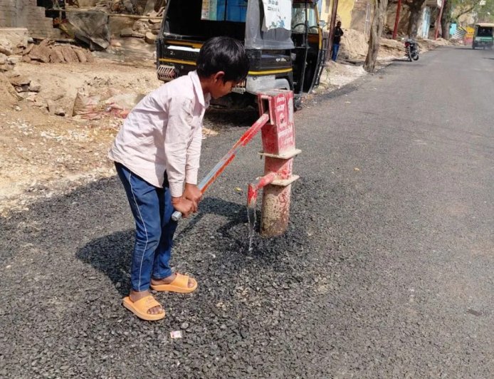 मिर्जापुर में सड़क के बीच खड़ा हैंडपंप, इंजीनियरिंग का अनोखा नमूना देख भड़के लोग, PWD पर उठे सवाल