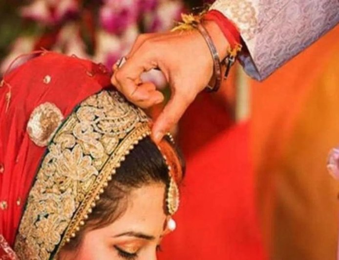 प्यार की अनोखी जीत… 9 महीने की बच्ची की मौजूदगी में हुई मां-बाप की शादी, कहानी कर देगी भावुक