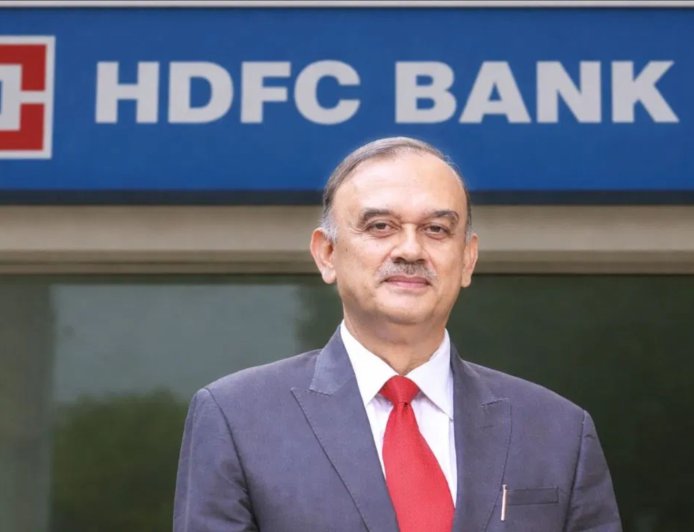 HDFC बैंक में बड़ा झटका: चेयरमैन अतनु चक्रवर्ती का इस्तीफा, शेयर बाजार में मचा हड़कंप