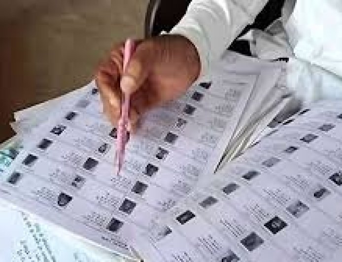 अमेठी में मतदाता सूची से 200 से ज्यादा नाम कटे, ग्रामीणों ने तहसील में किया प्रदर्शन