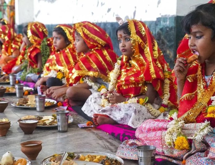 महाअष्टमी 2026 कन्या पूजन का सही समय जान लें, शुभ मुहूर्त चूकना पड़ सकता है भारी