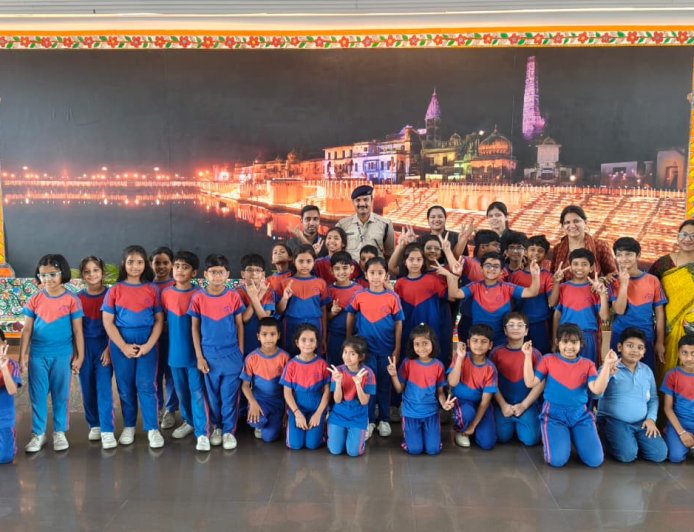 अयोध्या एयरपोर्ट पर बच्चों का शैक्षिक भ्रमण, हवाई यात्रा की कार्यप्रणाली को करीब से जाना