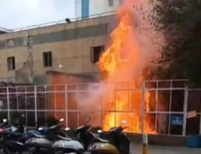 अमेठी के पशु चिकित्सालय परिसर में जर्जर भवन में लगी आग, दमकल टीम ने पाया काबू