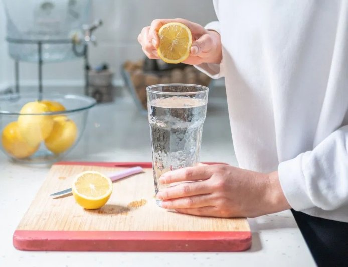 खाली पेट नींबू पानी पीना हर किसी के लिए सही नहीं, जानिए किन लोगों को करना चाहिए परहेज