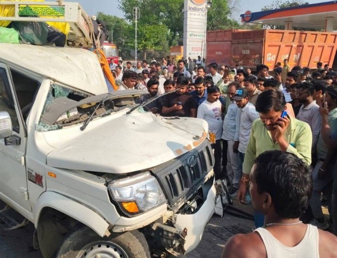 कौशांबी में पिकअप-कंटेनर की टक्कर, 8 श्रद्धालुओं की दर्दनाक मौत