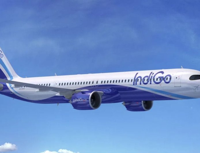 हवा में उड़ती फ्लाइट में मचा हड़कंप… यात्री ने खोला इमरजेंसी गेट, बोला- मेरे अंदर भूत है