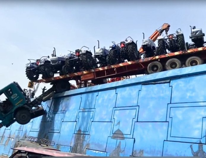 मथुरा में टला बड़ा हादसा, फ्लाईओवर से लटका कंटेनर