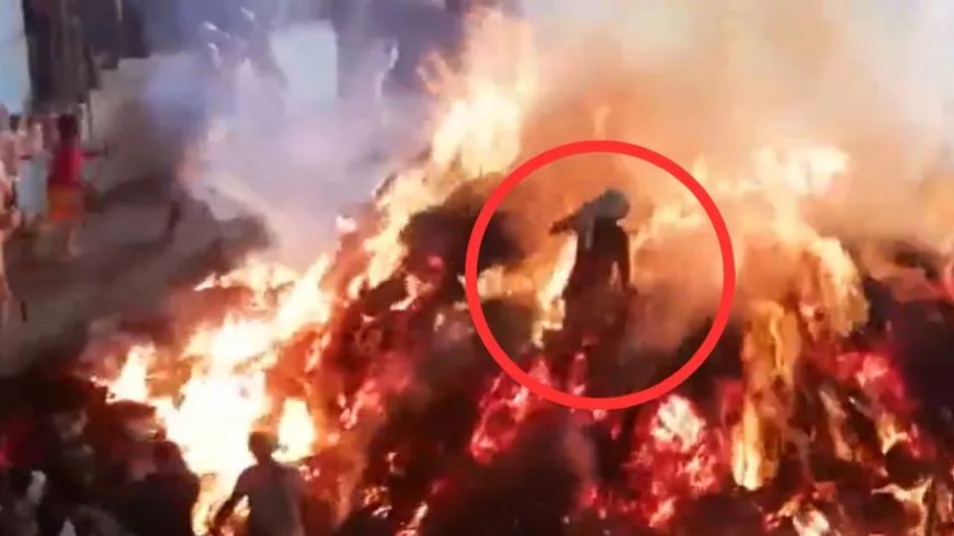 मथुरा में अनोखी परंपरा: युवक ने होलिका दहन की आग के बीच से गुजरकर निभाई आस्था