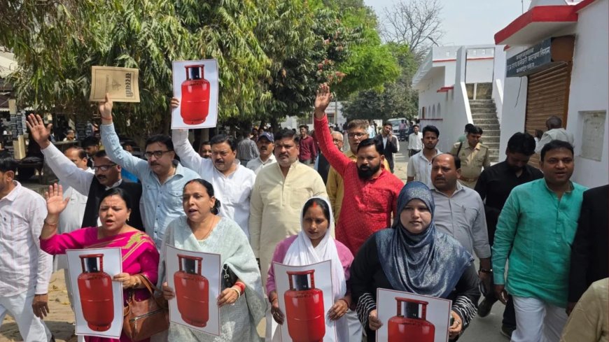 अयोध्या में गैस सिलेंडर को लेकर सपा का प्रदर्शन, भाजपा कार्यालय से ‘पर्ची’ पर वितरण का आरोप