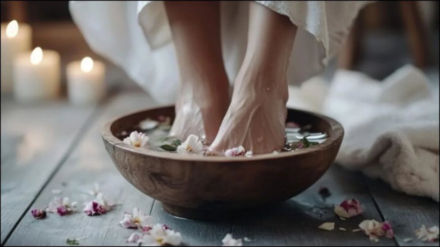 पैरों को गर्म पानी में डुबोने से मिल सकती है राहत: तनाव कम करने और बॉडी डिटॉक्स का आसान तरीका