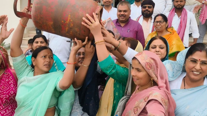 सिलेंडर सिर पर रखकर सपा महिला सभा का प्रदर्शन, महंगाई और गैस किल्लत पर सरकार को घेरा