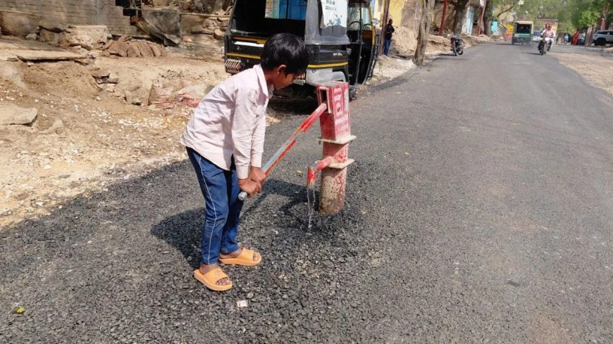 मिर्जापुर में सड़क के बीच खड़ा हैंडपंप, इंजीनियरिंग का अनोखा नमूना देख भड़के लोग, PWD पर उठे सवाल