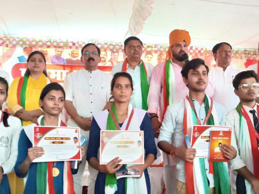 प्रतापगढ़ में स्कूल कार्यक्रम में पहुंचे बृजभूषण शरण सिंह, छात्रों को दिए लक्ष्य, अनुशासन और संस्कार के संदेश