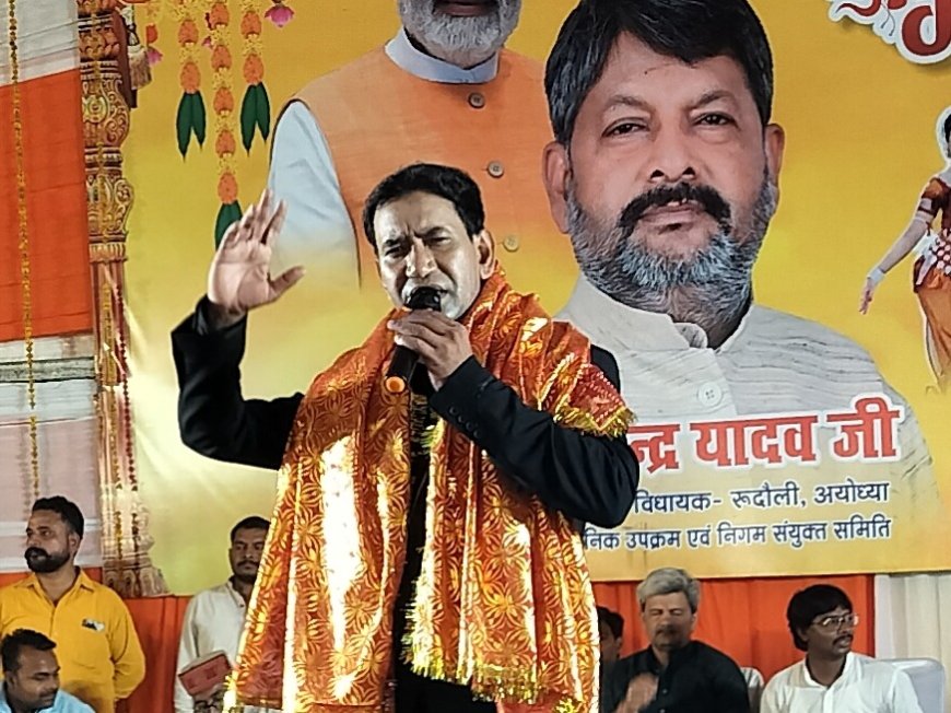 निरहुआ के मंच पर पहुंचते ही गूंज उठा कामाख्या धाम महोत्सव, गीतों और बयानों से जमाया रंग