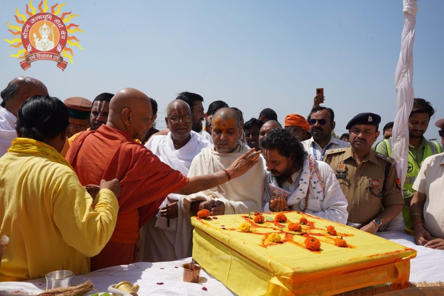 राम मंदिर परिसर में सूर्य मंदिर के शिखर पर ध्वजारोहण, राम नवमी से पहले बढ़ी भव्यता
