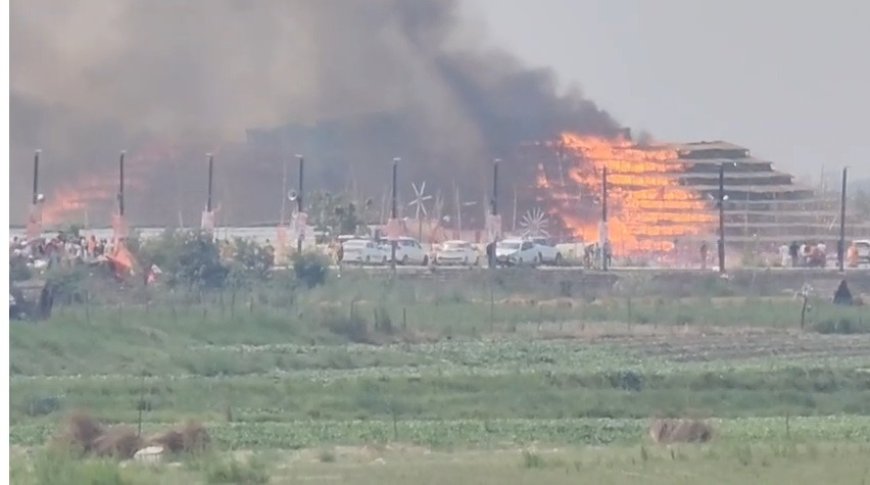 राजघाट में महायज्ञ के दौरान भीषण आग, मौके पर पहुंचीं दमकल की कई गाड़ियां