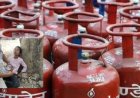 अमेठी में गैस सिलेंडर की लाइन में बेहोश हुई 10 साल की बच्ची, व्यवस्था पर उठे सवाल