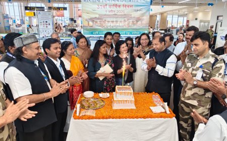 अयोध्या एयरपोर्ट पर मनाया गया स्थापना दिवस, यात्रियों के साथ बांटी खुशियां