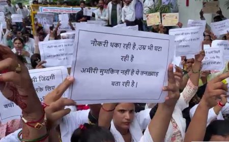 लखनऊ में सीएम हेल्पलाइन कर्मचारियों का प्रदर्शन, वेतन और शोषण के आरोपों पर सड़कों पर उतरे सैकड़ों कर्मचारी