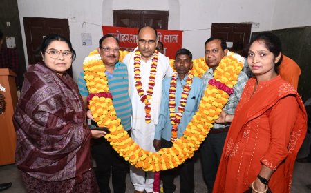 अयोध्या के एमएलएमएल इंटर कॉलेज में भव्य विदाई समारोह, 35 साल सेवा देने वाले शिक्षक का सम्मान