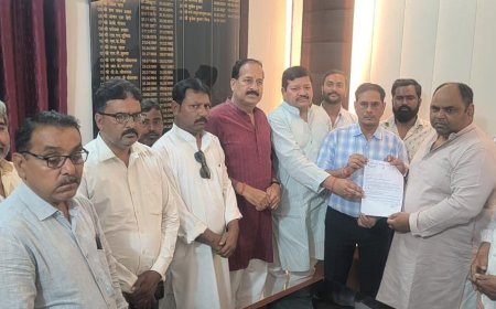 गैस सिलेंडर की किल्लत पर कांग्रेस का प्रदर्शन, प्रशासन को सौंपा ज्ञापन