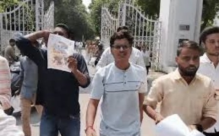 लखनऊ में निजी स्कूलों के खिलाफ छात्रों का प्रदर्शन, फीस और किताबों पर उठी आवाज