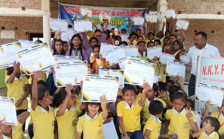 प्रतापगढ़ के एन के यादव पब्लिक स्कूल में मेधावी छात्रों का सम्मान, अभिभावकों को भी मिला सम्मान