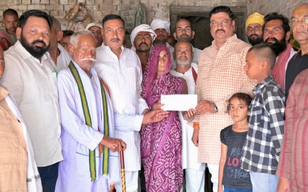 अयोध्या में मृतक राजू यादव के परिवार को अखिलेश यादव की मदद, पत्नी को सौंपा गया 1 लाख का चेक