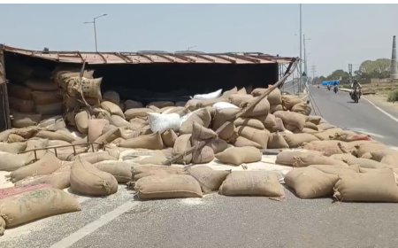 कौशांबी में बड़ा सड़क हादसा, हाईवे पर ट्रक पलटा, चालक और खलासी गंभीर घायल