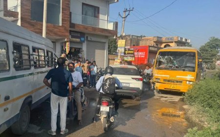 ग्रेटर नोएडा में स्कूल बसों की आमने-सामने भिड़ंत, चीख-पुकार से मचा हड़कंप, कई बच्चे हुए घायल