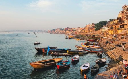 वाराणसी में गंगा घाटों पर सख्ती… नियमों की अनदेखी पर 12 नाव सीज, 9 लोगों पर FIR से मचा हड़कंप