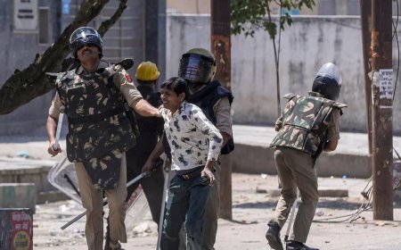 नोएडा में मजदूरों का उग्र प्रदर्शन, पत्थरबाजी से हालात बिगड़े, बसें और गाड़ियां तोड़ीं, इलाके में तनाव, भारी पुलिस बल तैनात