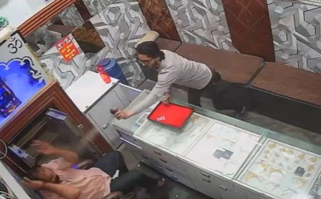ग्रेटर नोएडा में ज्वेलरी शॉप पर सनसनीखेज लूट, पेपर स्प्रे से हमला कर 5 अंगूठियां लेकर हुआ फरार