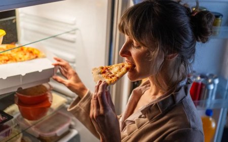 रात में बार-बार लगती है भूख? जानिए इसके कारण और बचाव के आसान तरीके