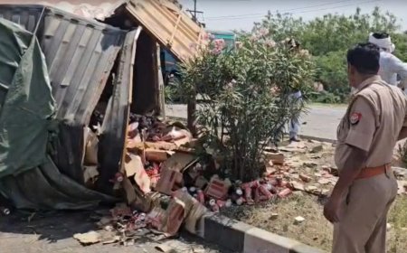 झांसी हाईवे पर भीषण टक्कर, बीयर कंटेनर और मिर्ची ट्रक की भिड़ंत से मचा हड़कंप