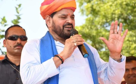 नोएडा मजदूरों के समर्थन में उतरे बृजभूषण शरण सिंह, बोले- 12,000 में कैसे चलेगा घर?