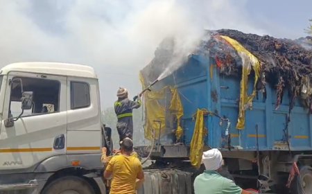 कौशांबी में चलते डंपर में लगी भीषण आग, चालक ने कूदकर बचाई जान