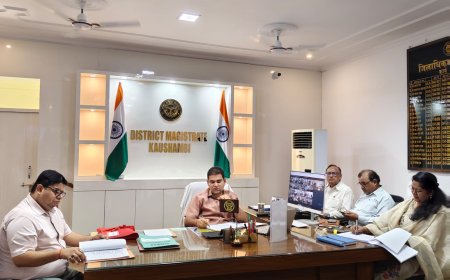 कौशांबी में विकास कार्यों की समीक्षा, डीएम ने अधिकारियों को लगाई फटकार