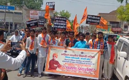 कौशांबी में ABVP कार्यकर्ताओं ने डीएम को सौंपा ज्ञापन, शिक्षा और सामाजिक मुद्दों पर उठाई आवाज
