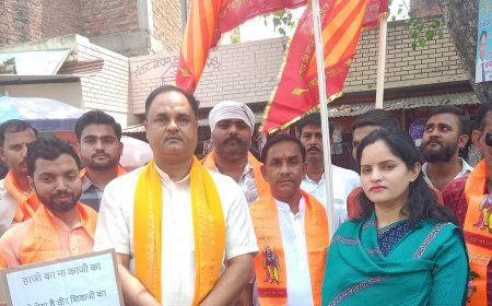 अमेठी में विश्व हिंदू परिषद-बजरंग दल का प्रदर्शन, विभिन्न मुद्दों को लेकर सौंपा ज्ञापन