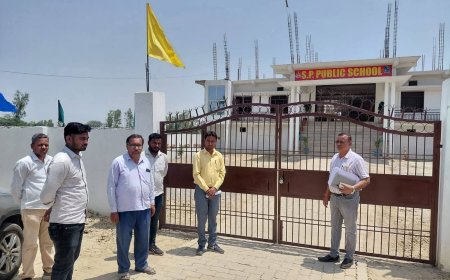 अमेठी में अवैध स्कूल पर बड़ी कार्रवाई, एसपी पब्लिक स्कूल पर प्रशासन ने लगाया ताला