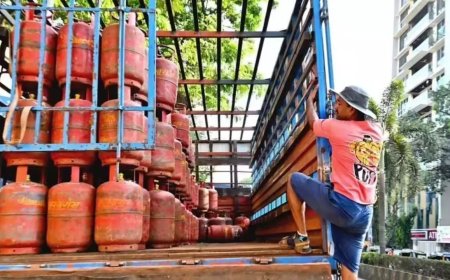 गैस सिलेंडर की कमी से जूझ रहे स्कूल, भेटुआ के दो विद्यालयों में चूल्हे पर बन रहा मिड डे मील