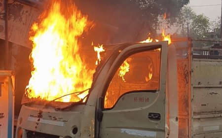 प्रतापगढ़ में भीषण गर्मी के बीच खड़ी मैजिक में लगी आग, पेट्रोल पंप के पास बड़ा हादसा टला